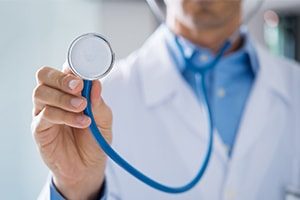 Betriebsarzt übernimmt Pflichtuntersuchungen