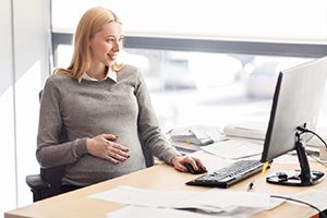 Schwangerschaft am Arbeitsplatz: Wie kann der Betriebsarzt helfen?